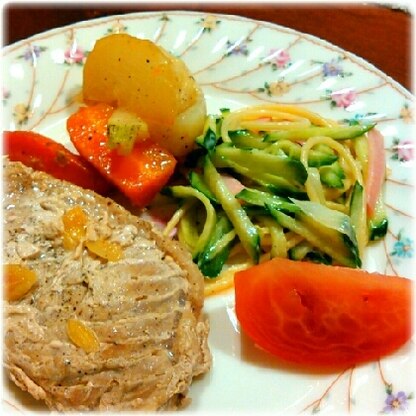 夕食のメインの付け合わせに胡瓜増量で☆
パスタはサラダにもよくあいますね。
つるつると食べられるのでいくらでもいけますね！とっても美味しかったです♡ご馳走さま☆